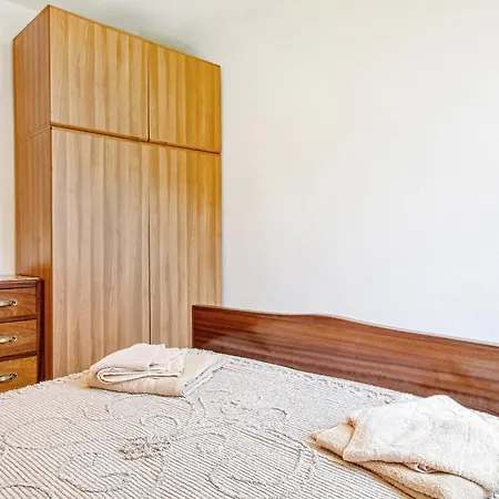 3 Bedroom Cozy Apartment In Ne