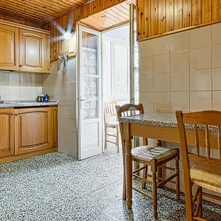 3 Bedroom Cozy Apartment In Ne